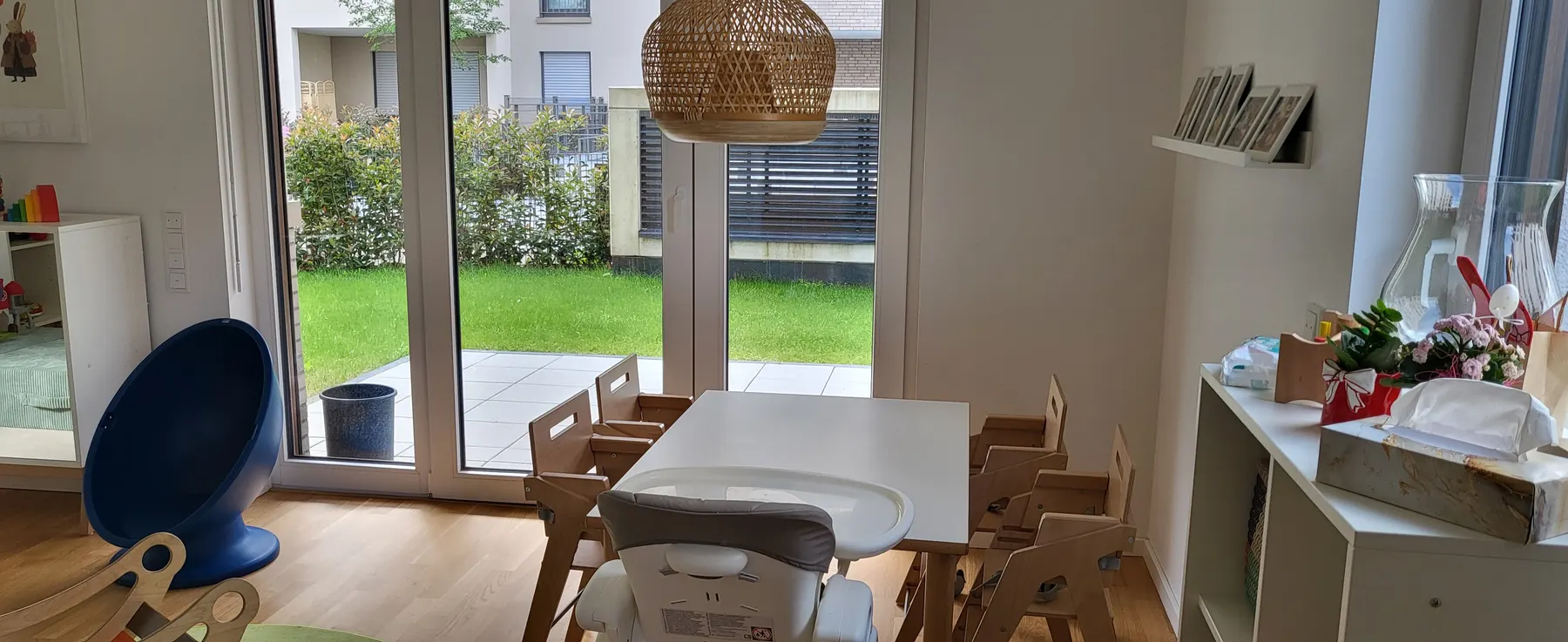 Heller Raum mit Blick in den Garten