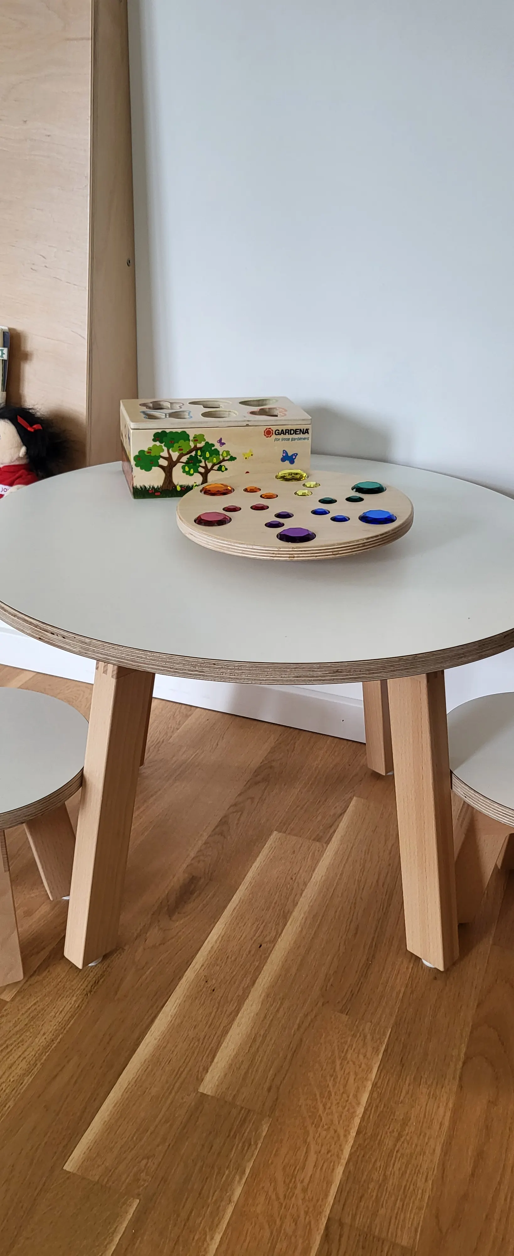 Runder Maltisch mit Farbpalette
